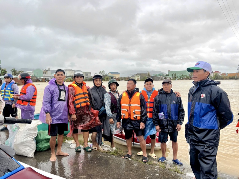 Ấm l&ograve;ng t&igrave;nh qu&acirc;n d&acirc;n sẻ chia với người d&acirc;n Gia Lai giữa m&ugrave;a lũ dữ- Ảnh 3.