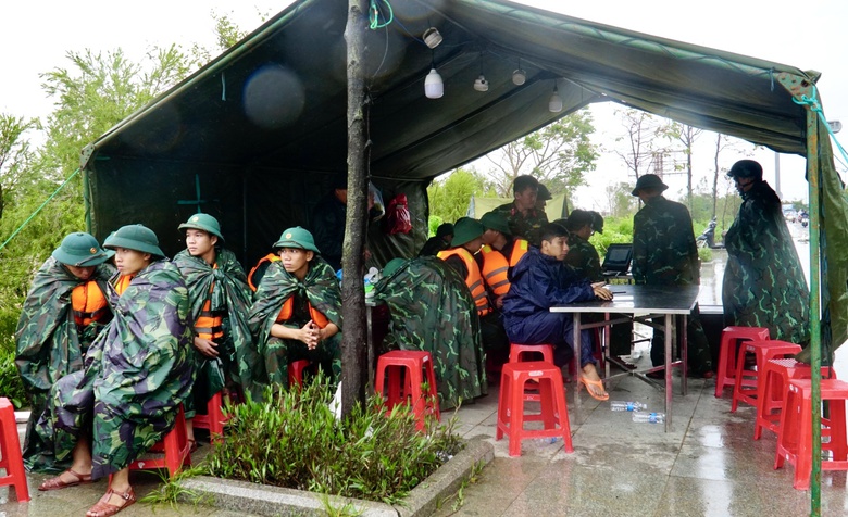 Ấm l&ograve;ng t&igrave;nh qu&acirc;n d&acirc;n sẻ chia với người d&acirc;n Gia Lai giữa m&ugrave;a lũ dữ- Ảnh 5.