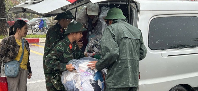 Mưa lũ tại miền Trung: Cứu hộ th&agrave;nh c&ocirc;ng hơn 40 c&ocirc;ng nh&acirc;n cao tốc bị c&ocirc; lập giữa lũ- Ảnh 25.