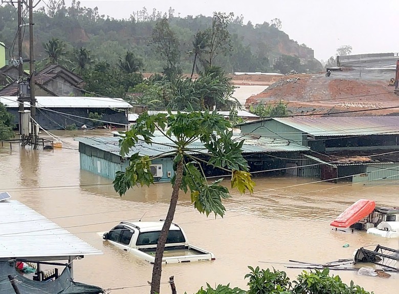 Mưa lũ tại miền Trung: Cứu hộ th&agrave;nh c&ocirc;ng hơn 40 c&ocirc;ng nh&acirc;n cao tốc bị c&ocirc; lập giữa lũ- Ảnh 1.