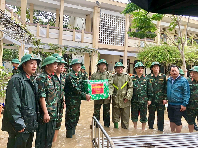 Mưa lũ tại miền Trung: Cứu hộ th&agrave;nh c&ocirc;ng hơn 40 c&ocirc;ng nh&acirc;n cao tốc bị c&ocirc; lập giữa lũ- Ảnh 24.