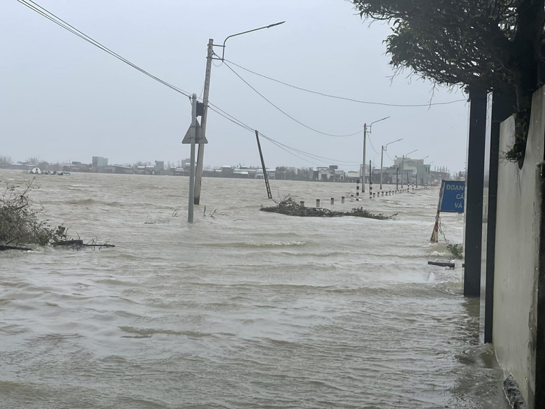 Mưa lũ tại miền Trung: Cứu hộ th&agrave;nh c&ocirc;ng hơn 40 c&ocirc;ng nh&acirc;n cao tốc bị c&ocirc; lập giữa lũ- Ảnh 23.