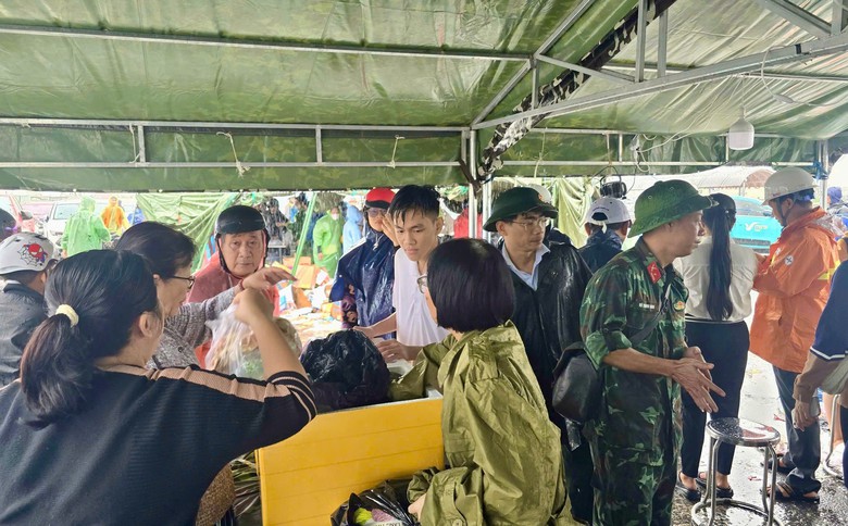 Mưa lũ tại miền Trung: Cứu hộ th&agrave;nh c&ocirc;ng hơn 40 c&ocirc;ng nh&acirc;n cao tốc bị c&ocirc; lập giữa lũ- Ảnh 19.