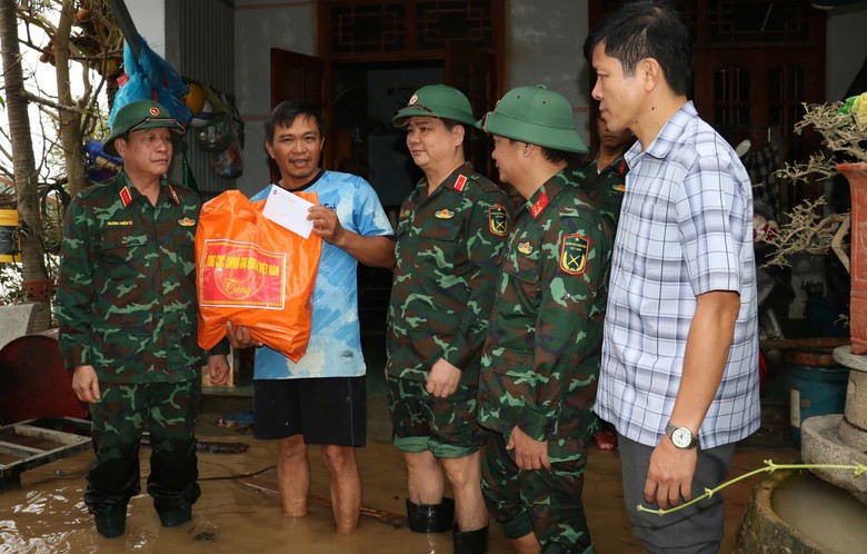 Mưa lũ tại miền Trung: Cứu hộ th&agrave;nh c&ocirc;ng hơn 40 c&ocirc;ng nh&acirc;n cao tốc bị c&ocirc; lập giữa lũ- Ảnh 15.