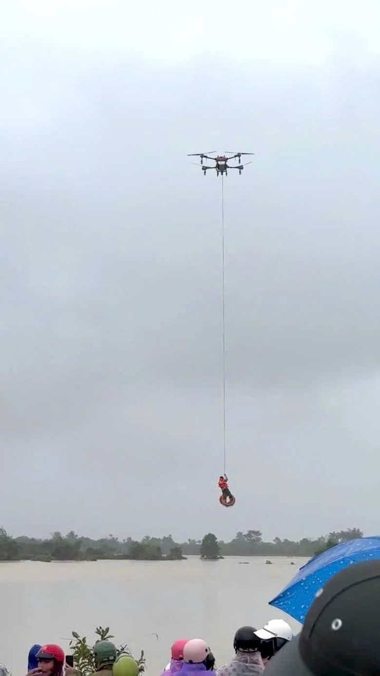 Mưa lũ tại miền Trung: Cứu hộ th&agrave;nh c&ocirc;ng hơn 40 c&ocirc;ng nh&acirc;n cao tốc bị c&ocirc; lập giữa lũ- Ảnh 16.