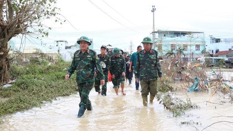 Mưa lũ tại miền Trung: Cứu hộ th&agrave;nh c&ocirc;ng hơn 40 c&ocirc;ng nh&acirc;n cao tốc bị c&ocirc; lập giữa lũ- Ảnh 13.