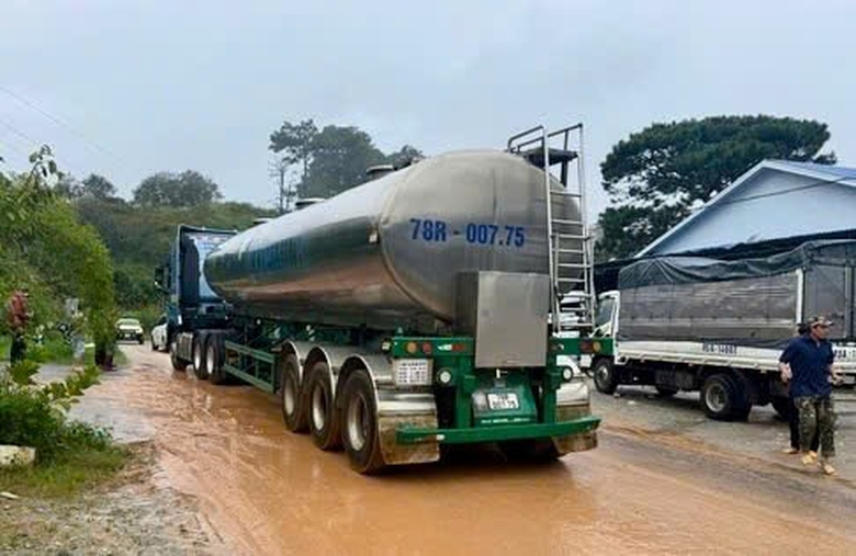 Mưa lũ tại miền Trung: Cứu hộ th&agrave;nh c&ocirc;ng hơn 40 c&ocirc;ng nh&acirc;n cao tốc bị c&ocirc; lập giữa lũ- Ảnh 17.