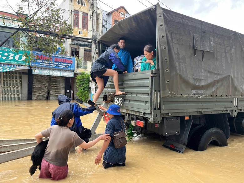 Mưa lũ tại miền Trung, phương tiện v&agrave;o Nam v&agrave; l&ecirc;n T&acirc;y Nguy&ecirc;n theo hướng n&agrave;o?- Ảnh 1.
