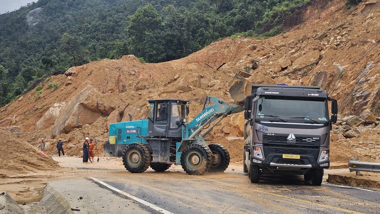 C&ograve;n gần 20 điểm &aacute;ch tắc tr&ecirc;n c&aacute;c tuyến quốc lộ qua miền Trung sau mưa lũ- Ảnh 2.