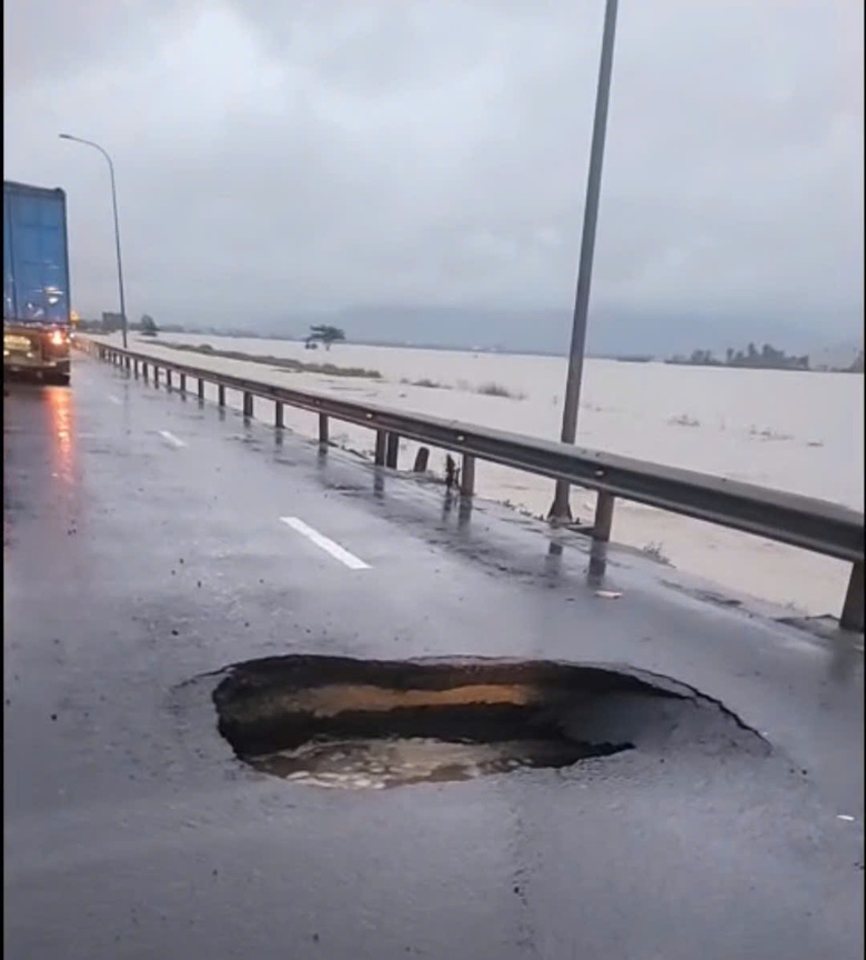 Mưa lũ tại miền Trung: Cứu hộ thành công hơn 40 công nhân cao tốc bị cô lập giữa lũ- Ảnh 3. Mưa lũ tại miền Trung: Cứu hộ thành công hơn 40 công nhân cao tốc bị cô lập giữa lũ- Ảnh 3.