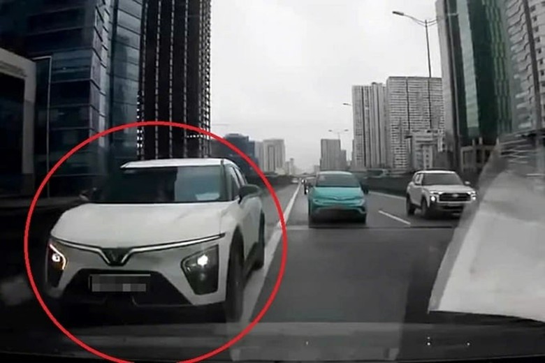 V&igrave; sao CSGT kh&ocirc;ng xử phạt một l&aacute;i xe đi v&agrave;o l&agrave;n khẩn cấp đường V&agrave;nh đai 3?- Ảnh 1.