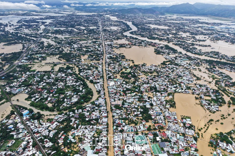 Bộ Ch&iacute;nh trị, Ban B&iacute; thư lập 5 đo&agrave;n c&ocirc;ng t&aacute;c tiếp tục kiểm tra khắc phục hậu quả b&atilde;o lũ- Ảnh 1.