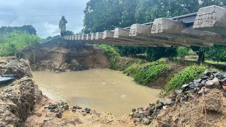 Mưa lũ tại miền Trung: Cứu hộ thành công hơn 40 công nhân cao tốc bị cô lập giữa lũ- Ảnh 4. Mưa lũ tại miền Trung: Cứu hộ thành công hơn 40 công nhân cao tốc bị cô lập giữa lũ- Ảnh 4.