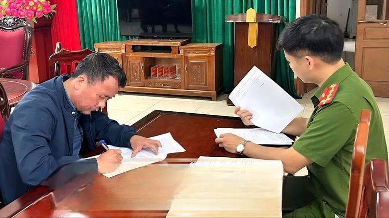 Một nguy&ecirc;n c&aacute;n bộ địa ch&iacute;nh x&atilde; ở Ninh B&igrave;nh bị khởi tố, bắt giam- Ảnh 1.