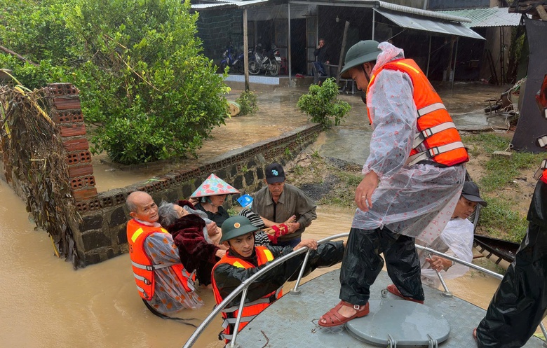 Mưa lũ tại miền Trung: Cứu hộ thành công hơn 40 công nhân cao tốc bị cô lập giữa lũ- Ảnh 14. Mưa lũ tại miền Trung: Cứu hộ thành công hơn 40 công nhân cao tốc bị cô lập giữa lũ- Ảnh 14.