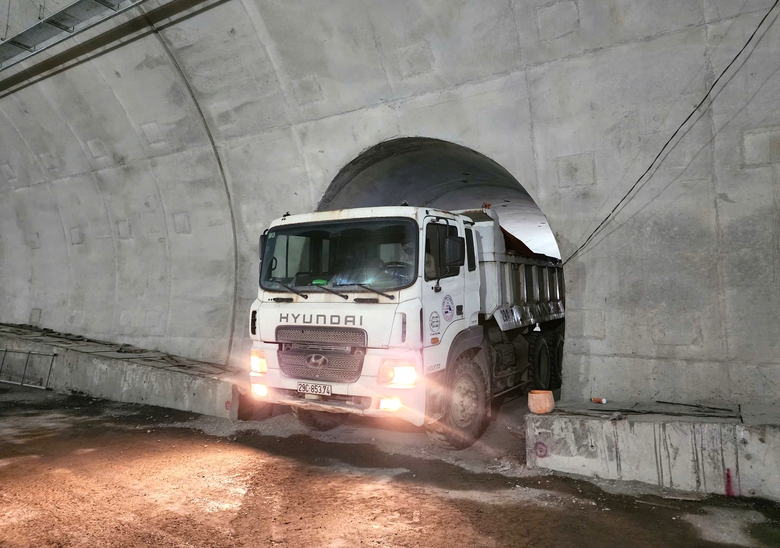 Nh&agrave; thầu thi c&ocirc;ng hầm Đ&egrave;o Ngang nỗ lực vượt thời tiết, b&ugrave; tiến độ từng ng&agrave;y- Ảnh 2.