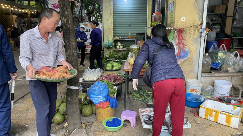 Hà Nội: Phường Vĩnh Tuy ra quân dẹp chợ tạm, chợ cóc- Ảnh 6. Hà Nội: Phường Vĩnh Tuy ra quân dẹp chợ tạm, chợ cóc- Ảnh 6.