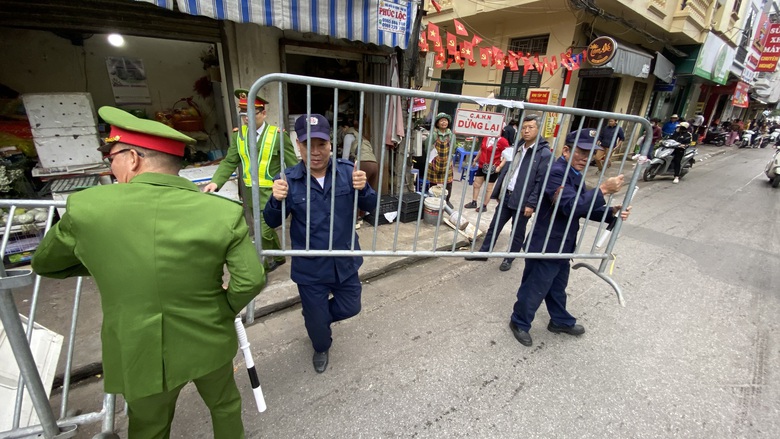 Hà Nội: Phường Vĩnh Tuy ra quân dẹp chợ tạm, chợ cóc- Ảnh 13. Hà Nội: Phường Vĩnh Tuy ra quân dẹp chợ tạm, chợ cóc- Ảnh 13.