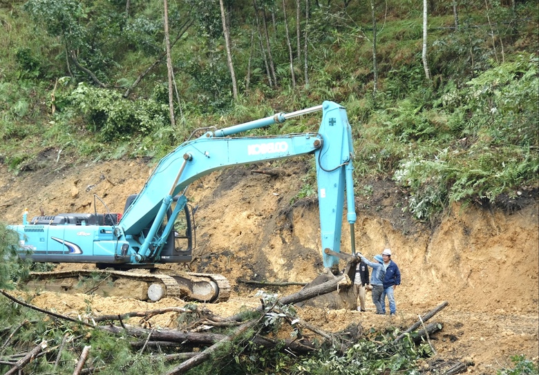 Ph&oacute; Thủ tướng Hồ Quốc Dũng kiểm tra hiện trường sạt lở đ&egrave;o Prenn v&agrave; Mimosa- Ảnh 2.