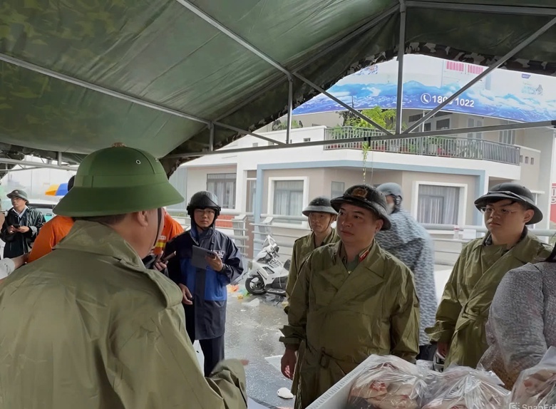 Mưa lũ tại miền Trung: Cứu hộ thành công hơn 40 công nhân cao tốc bị cô lập giữa lũ- Ảnh 11. Mưa lũ tại miền Trung: Cứu hộ thành công hơn 40 công nhân cao tốc bị cô lập giữa lũ- Ảnh 11.