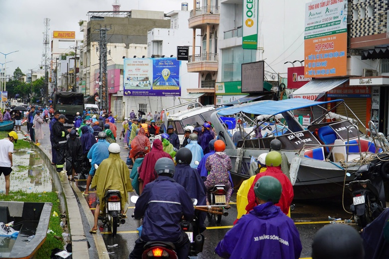 Mưa lũ tại miền Trung: Cứu hộ thành công hơn 40 công nhân cao tốc bị cô lập giữa lũ- Ảnh 12. Mưa lũ tại miền Trung: Cứu hộ thành công hơn 40 công nhân cao tốc bị cô lập giữa lũ- Ảnh 12.