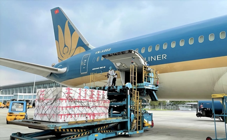 Vietnam Airlines vận chuyển miễn ph&iacute; h&agrave;ng h&oacute;a hỗ trợ đồng b&agrave;o v&ugrave;ng lũ miền Trung- Ảnh 1.