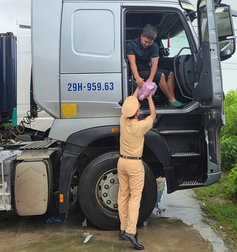 Mưa lũ tại miền Trung: Cứu hộ thành công hơn 40 công nhân cao tốc bị cô lập giữa lũ- Ảnh 7. Mưa lũ tại miền Trung: Cứu hộ thành công hơn 40 công nhân cao tốc bị cô lập giữa lũ- Ảnh 7.