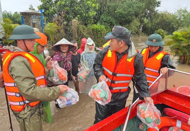 Mưa lũ tại miền Trung: Cứu hộ thành công hơn 40 công nhân cao tốc bị cô lập giữa lũ- Ảnh 5. Mưa lũ tại miền Trung: Cứu hộ thành công hơn 40 công nhân cao tốc bị cô lập giữa lũ- Ảnh 5.
