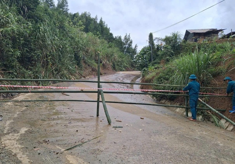 Mưa lũ tại miền Trung: Cứu hộ thành công hơn 40 công nhân cao tốc bị cô lập giữa lũ- Ảnh 18. Mưa lũ tại miền Trung: Cứu hộ thành công hơn 40 công nhân cao tốc bị cô lập giữa lũ- Ảnh 18.