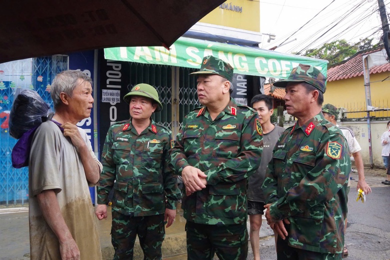 Mưa lũ tại miền Trung: Cứu hộ thành công hơn 40 công nhân cao tốc bị cô lập giữa lũ- Ảnh 2. Mưa lũ tại miền Trung: Cứu hộ thành công hơn 40 công nhân cao tốc bị cô lập giữa lũ- Ảnh 2.