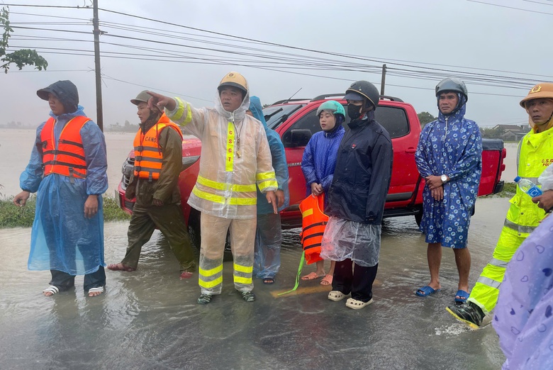 Mưa lũ tại miền Trung: Cứu hộ thành công hơn 40 công nhân cao tốc bị cô lập giữa lũ- Ảnh 20. Mưa lũ tại miền Trung: Cứu hộ thành công hơn 40 công nhân cao tốc bị cô lập giữa lũ- Ảnh 20.