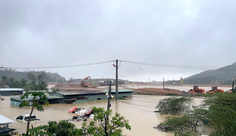 40 c&ocirc;ng nh&acirc;n cao tốc bị c&ocirc; lập giữa lũ dữ: Nước l&ecirc;n qu&aacute; nhanh, chia nhau từng g&oacute;i m&igrave; t&ocirc;m- Ảnh 1.