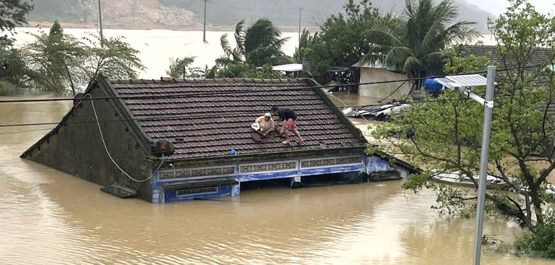 40 c&ocirc;ng nh&acirc;n cao tốc bị c&ocirc; lập giữa lũ dữ: Nước l&ecirc;n qu&aacute; nhanh, chia nhau từng g&oacute;i m&igrave; t&ocirc;m- Ảnh 3.