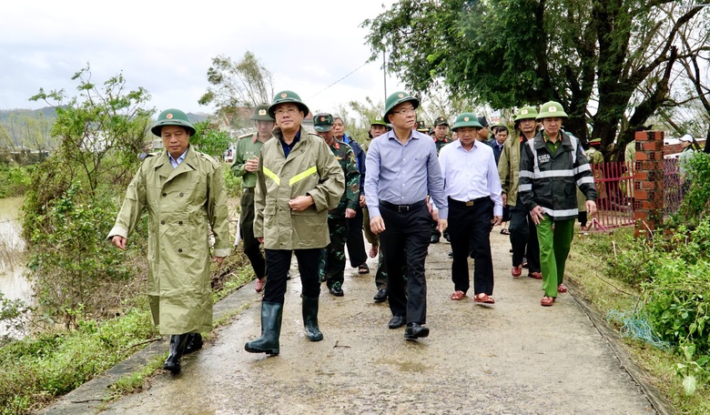 Ph&oacute; Thủ tướng L&ecirc; Th&agrave;nh Long thăm, tặng qu&agrave; người d&acirc;n v&ugrave;ng lũ Gia Lai- Ảnh 4.