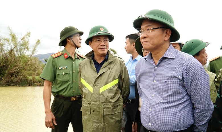 Ph&oacute; Thủ tướng L&ecirc; Th&agrave;nh Long thăm, tặng qu&agrave; người d&acirc;n v&ugrave;ng lũ Gia Lai- Ảnh 5.