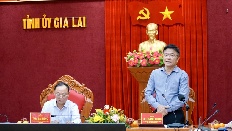 Ph&oacute; Thủ tướng L&ecirc; Th&agrave;nh Long thăm, tặng qu&agrave; người d&acirc;n v&ugrave;ng lũ Gia Lai- Ảnh 3.