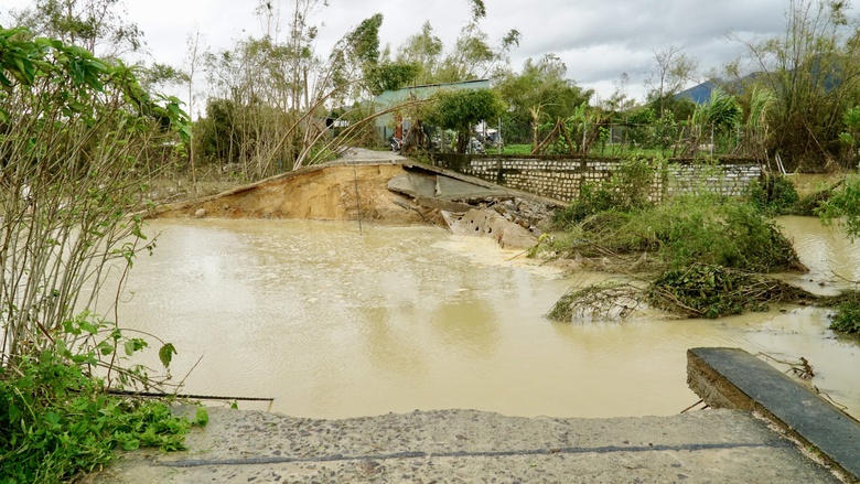 Ph&oacute; Thủ tướng L&ecirc; Th&agrave;nh Long thăm, tặng qu&agrave; người d&acirc;n v&ugrave;ng lũ Gia Lai- Ảnh 6.