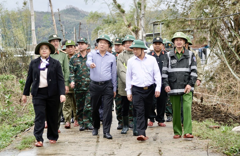 Ph&oacute; Thủ tướng L&ecirc; Th&agrave;nh Long thăm, tặng qu&agrave; người d&acirc;n v&ugrave;ng lũ Gia Lai- Ảnh 1.