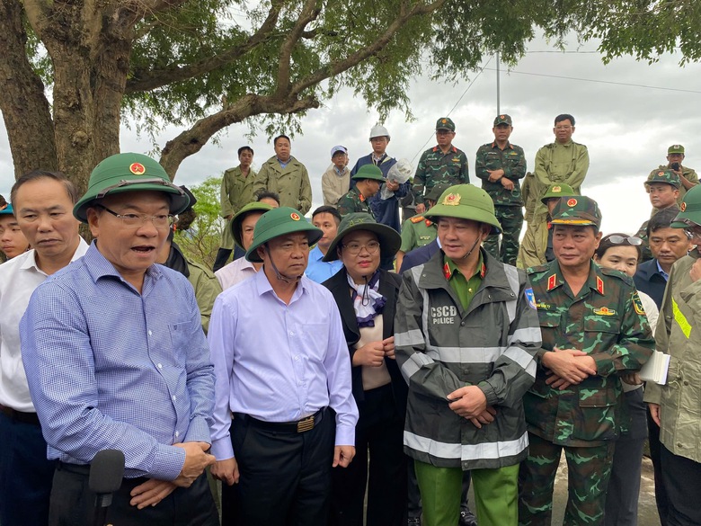 Ph&oacute; Thủ tướng L&ecirc; Th&agrave;nh Long thăm, tặng qu&agrave; người d&acirc;n v&ugrave;ng lũ Gia Lai- Ảnh 7.