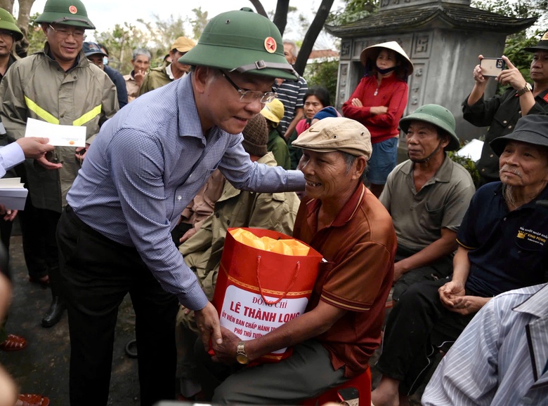 Ph&oacute; Thủ tướng L&ecirc; Th&agrave;nh Long thăm, tặng qu&agrave; người d&acirc;n v&ugrave;ng lũ Gia Lai- Ảnh 2.
