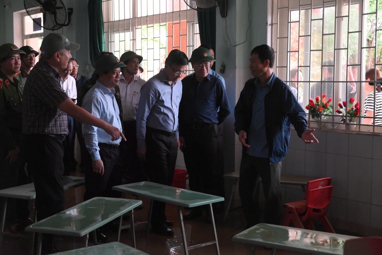 Ph&oacute; Thủ tướng L&ecirc; Th&agrave;nh Long thăm, tặng qu&agrave; người d&acirc;n v&ugrave;ng lũ Gia Lai- Ảnh 10.