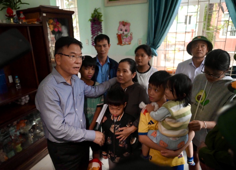 Ph&oacute; Thủ tướng L&ecirc; Th&agrave;nh Long thăm, tặng qu&agrave; người d&acirc;n v&ugrave;ng lũ Gia Lai- Ảnh 11.