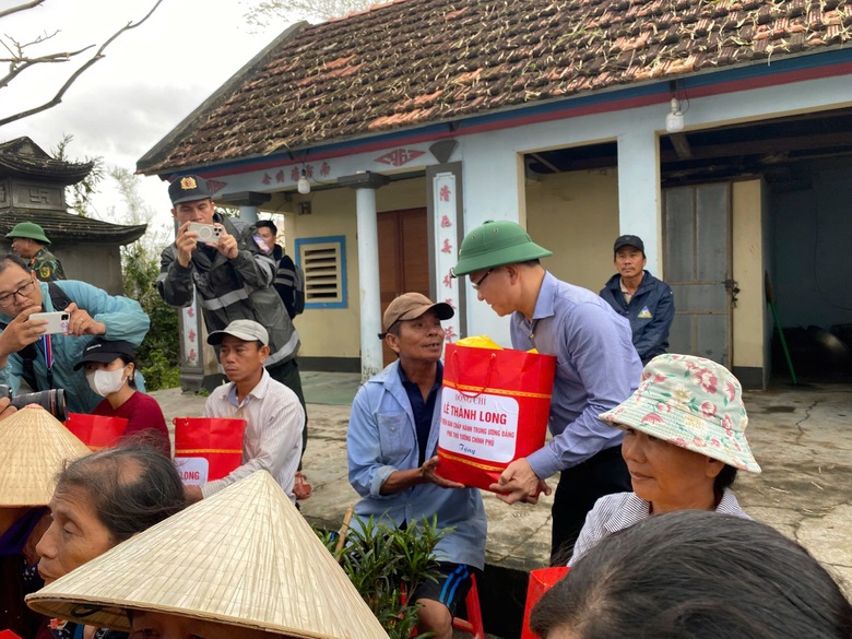 Ph&oacute; Thủ tướng L&ecirc; Th&agrave;nh Long thăm, tặng qu&agrave; người d&acirc;n v&ugrave;ng lũ Gia Lai- Ảnh 8.