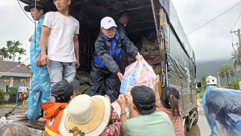 Đắk Lắk: X&oacute;t xa cảnh người d&acirc;n rốn lũ H&ograve;a Thịnh với tay nhận h&agrave;ng cứu trợ- Ảnh 5.