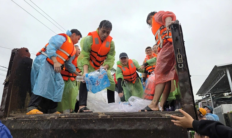 Đắk Lắk: X&oacute;t xa cảnh người d&acirc;n rốn lũ H&ograve;a Thịnh với tay nhận h&agrave;ng cứu trợ- Ảnh 12.