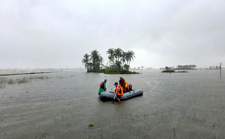 Đắk Lắk: X&oacute;t xa cảnh người d&acirc;n rốn lũ H&ograve;a Thịnh với tay nhận h&agrave;ng cứu trợ- Ảnh 2.