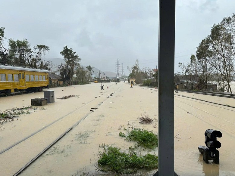 Mưa lũ lịch sử tại miền Trung: H&agrave;ng cứu trợ quốc tế đến với b&agrave; con tỉnh Gia Lai, Đắk Lắk- Ảnh 20.