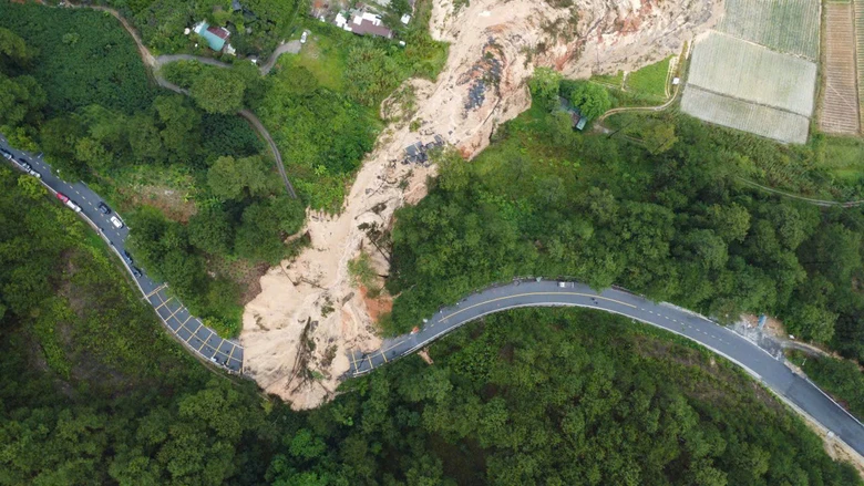 Mưa lũ lịch sử tại miền Trung: H&agrave;ng cứu trợ quốc tế đến với b&agrave; con tỉnh Gia Lai, Đắk Lắk- Ảnh 4.