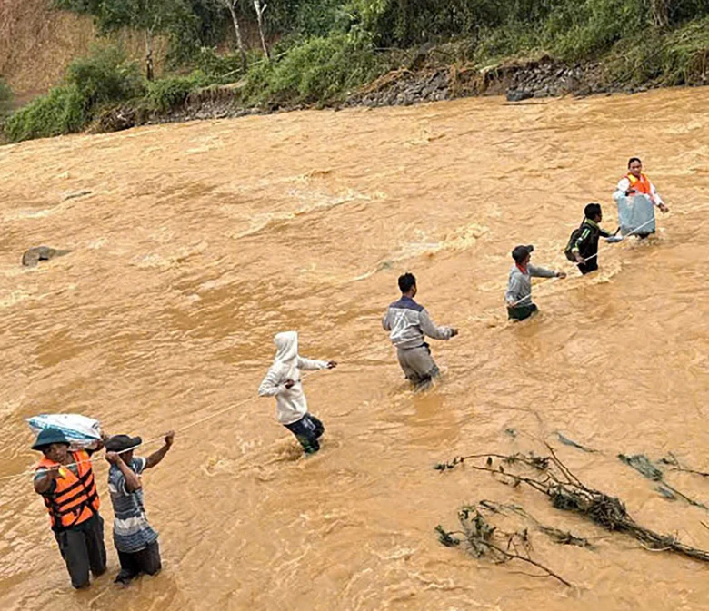 Mưa lũ lịch sử tại miền Trung: H&agrave;ng cứu trợ quốc tế đến với b&agrave; con tỉnh Gia Lai, Đắk Lắk- Ảnh 6.