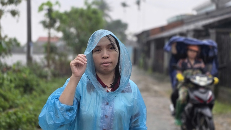 36 giờ sinh tử ở rốn lũ H&ograve;a Thịnh: Cả l&agrave;ng leo m&aacute;i nh&agrave; k&ecirc;u cứu trong đ&ecirc;m- Ảnh 3.